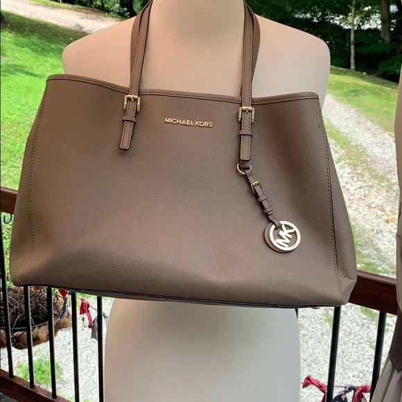 Michael Kors Handbags - 🖤🤍 MK Michael Kors tan handbag gorgeous 🤍🖤